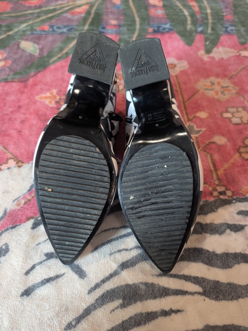 John Fluevog Women’s Black & White Heart Print Block Heel Pumps - Picture 4 of 5